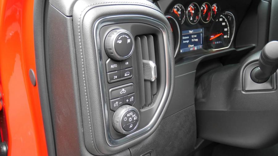 Детали интерьера Chevrolet Silverado LTZ Duramax Crew Cab 2019 года  (фото 26 из 32)